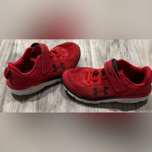 Boys Under Armor Red and Black Sneakers
Size:3
Pet & Smoke free home